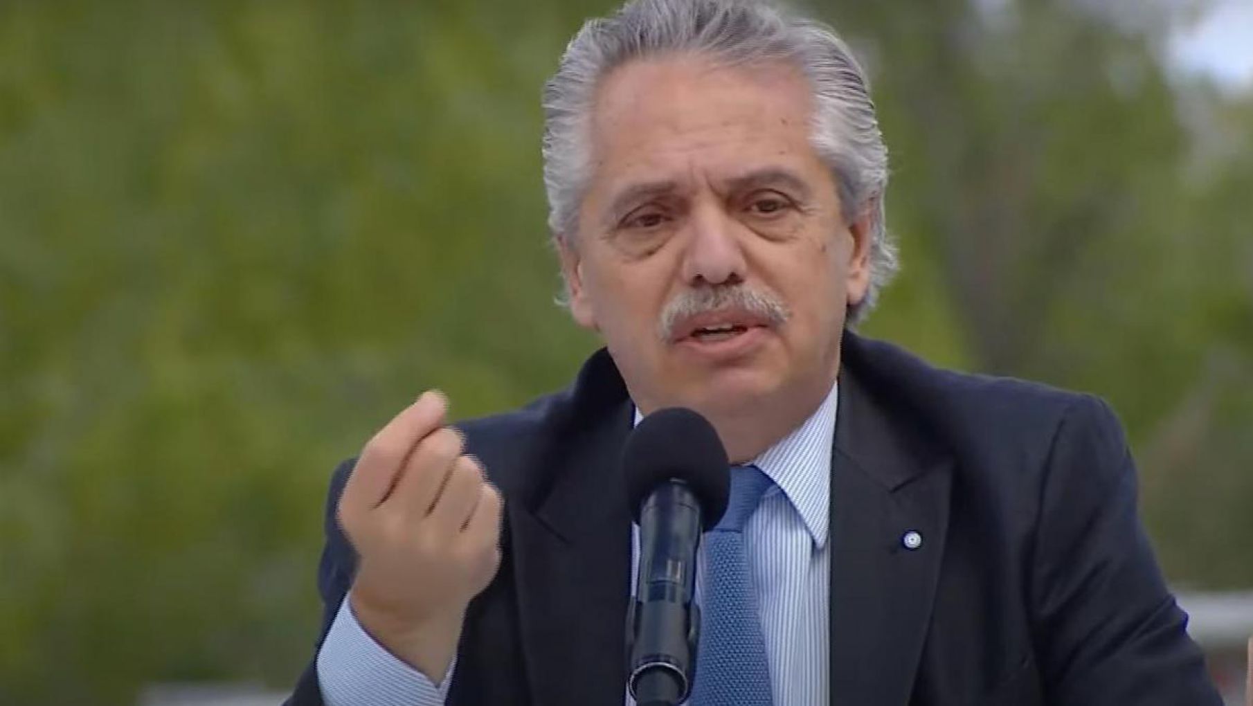 El Presidente cuestionó con dureza a Macri y anunció un bono